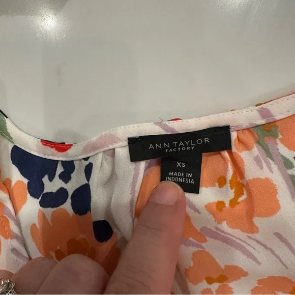 Ann Taylor factory bright floral blouse - Picture 5 of 7